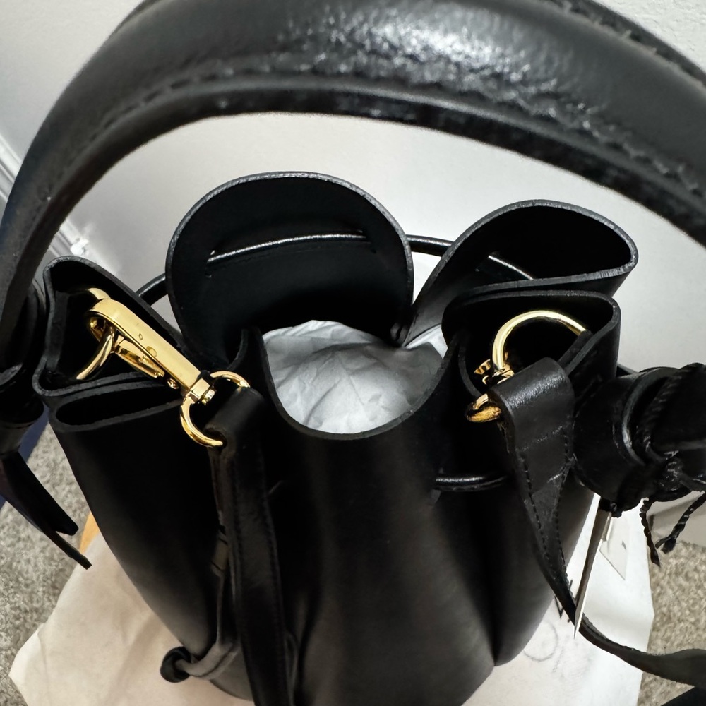 Elegant Black Leather Shoulder Bag - Picture 3 of 4